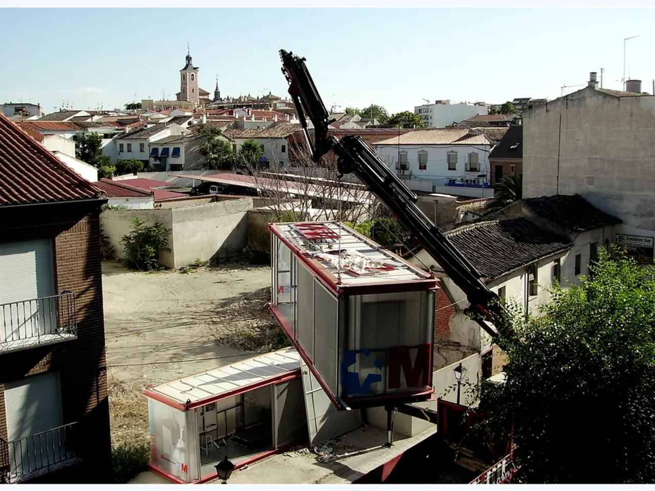 Construct a Fundamental Data Flow System Utilizing Python and Docker