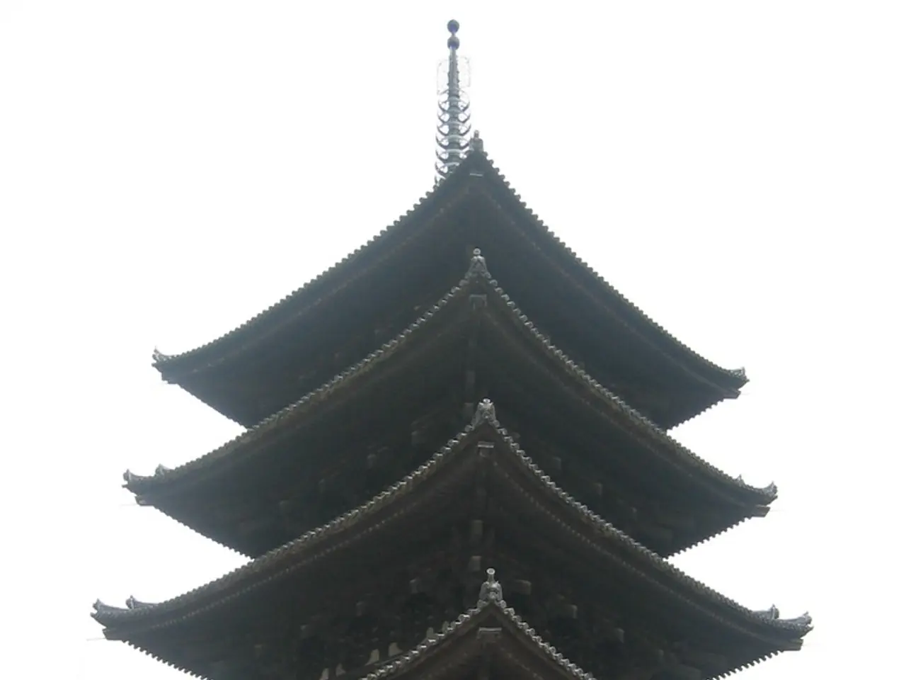 AI pioneer DeepSeek unveils innovative model, reigniting competition for dominance in the field