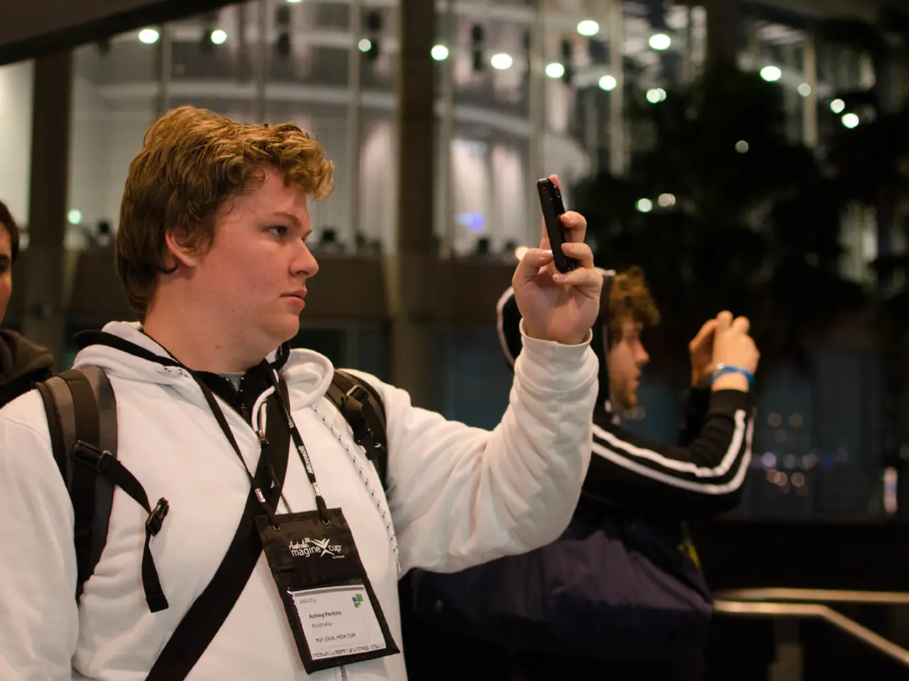 Top 2025 Smartphones Featuring Rising Pop-Up Camera Technology