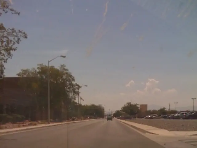 Functioning of the Luxurious Glass Roof Sunshade on a $130K Cadillac Escalade Explained