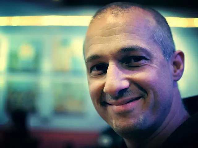 Jovial getaway with Guido Cantz: a lighthearted travel adventure.