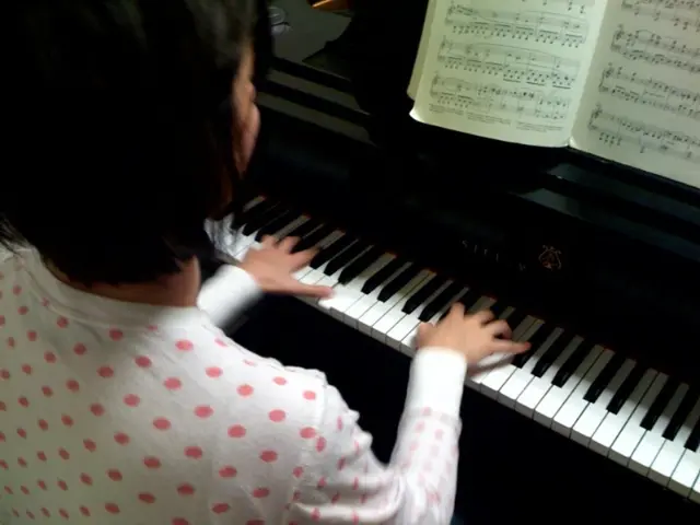 A young prodigy of 10 years astonishes with a performance of Glinka-Balakirev's piece, displaying a...